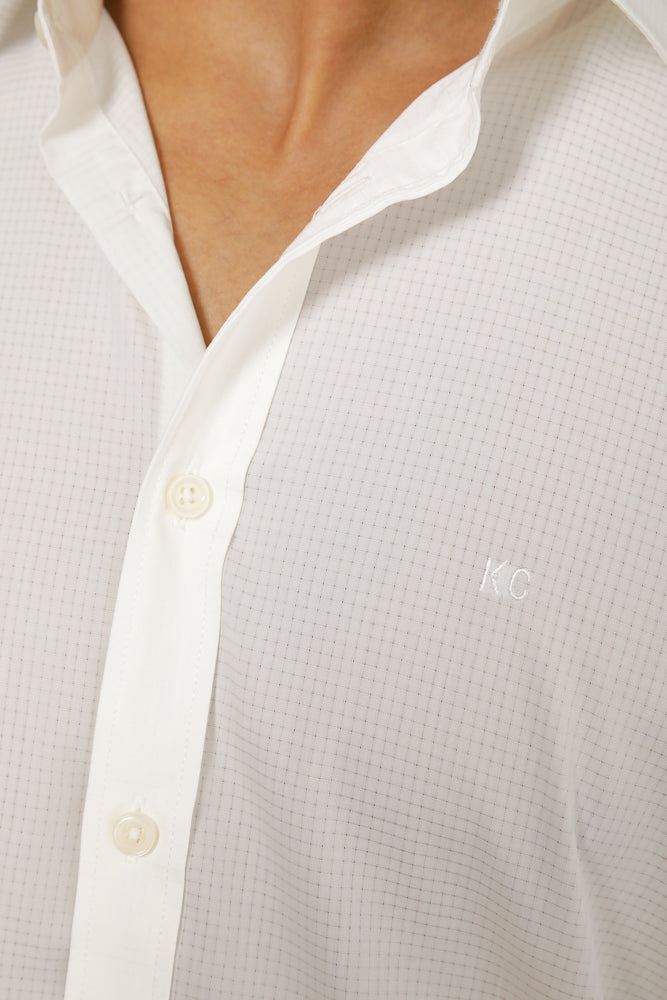  מכופתרת במבוק טקסטורה בצבע לבן