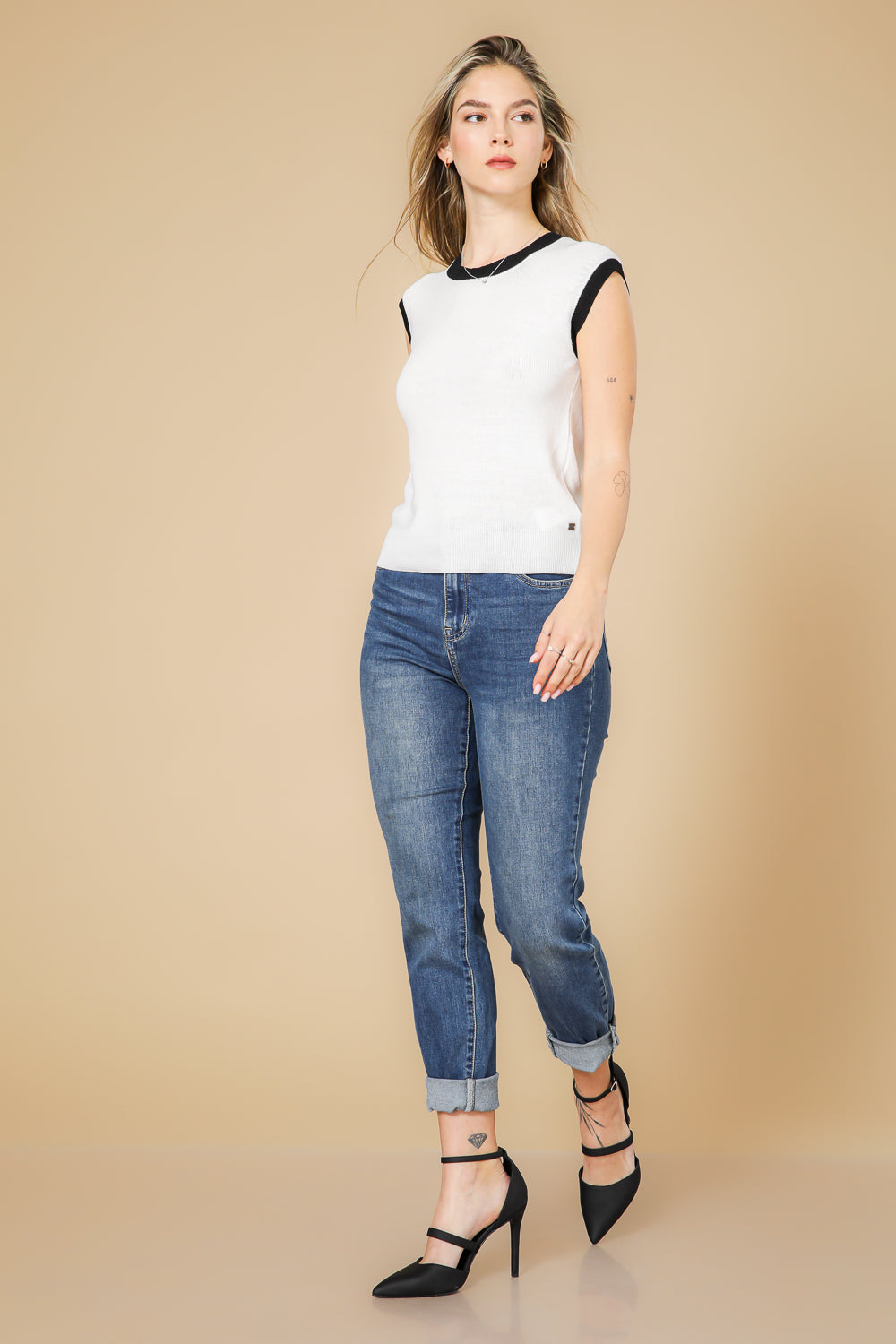 סריג ללא שרוול בצבע לבן ושחור