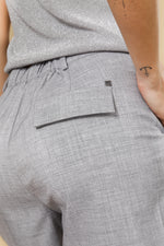 מכנסי ברמודה קצרים בצבע אפור