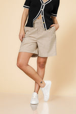 מכנס קצר מחוייט בצבע בז'