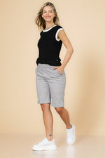 מכנס מחוייט אורך ברך בצבע אפור