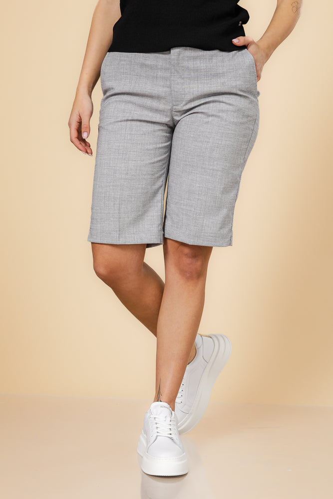 מכנס מחוייט אורך ברך בצבע אפור