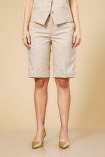 מכנס מחוייט אורך ברך בצבע בז'