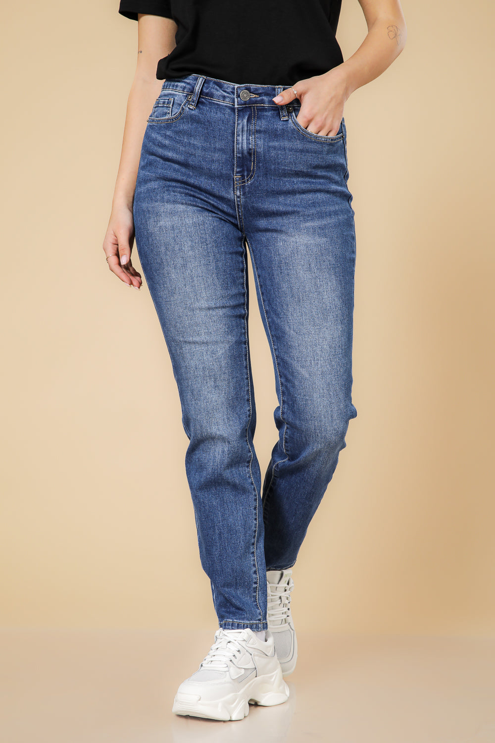 ג'ינס סקיני בצבע כחול בהיר