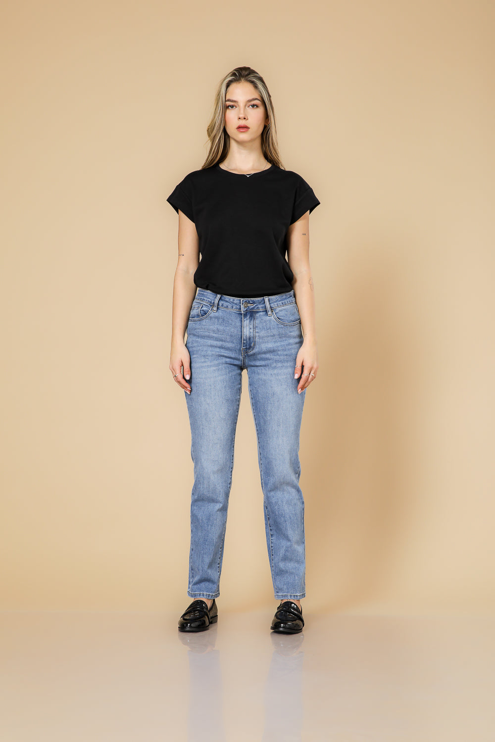 ג'ינס ישר בצבע כחול בהיר