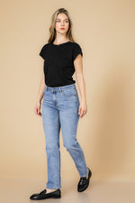 ג'ינס ישר בצבע כחול בהיר