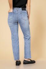 ג'ינס ישר בצבע כחול בהיר