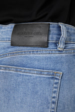 ג'ינס ישר בצבע כחול בהיר