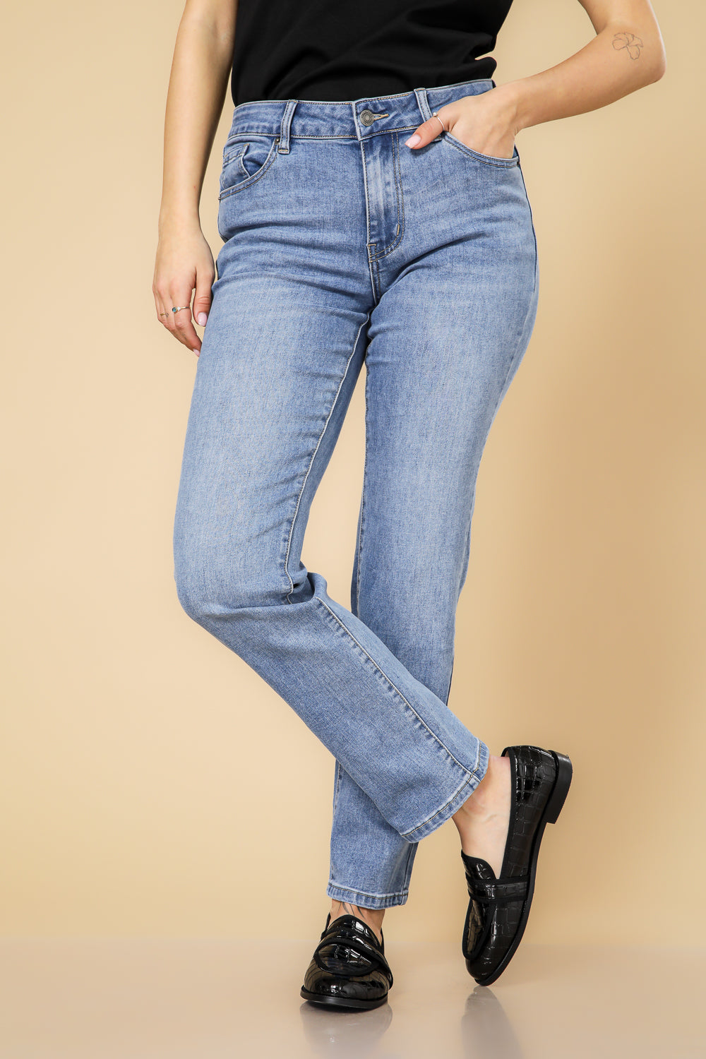 ג'ינס ישר בצבע כחול בהיר