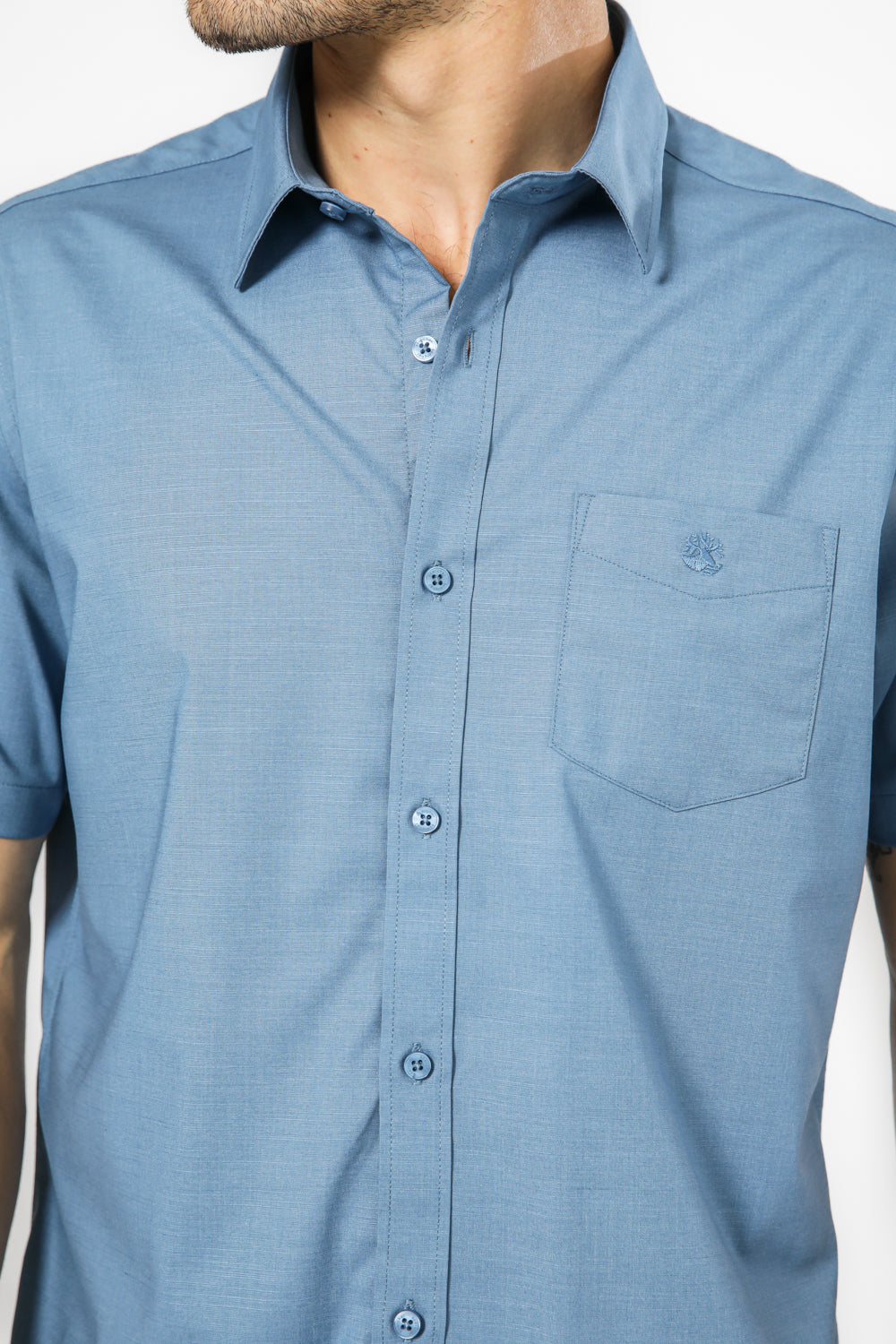 חולצה מכופתרת שרוולים קצרים בצבע כחול