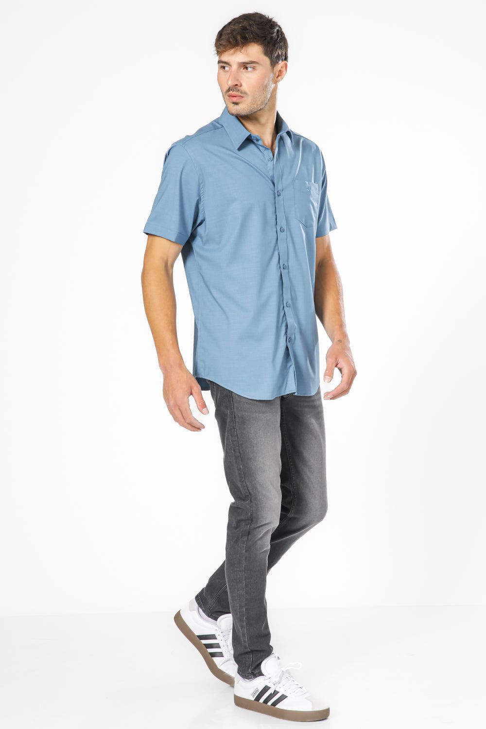 חולצה מכופתרת שרוולים קצרים בצבע כחול