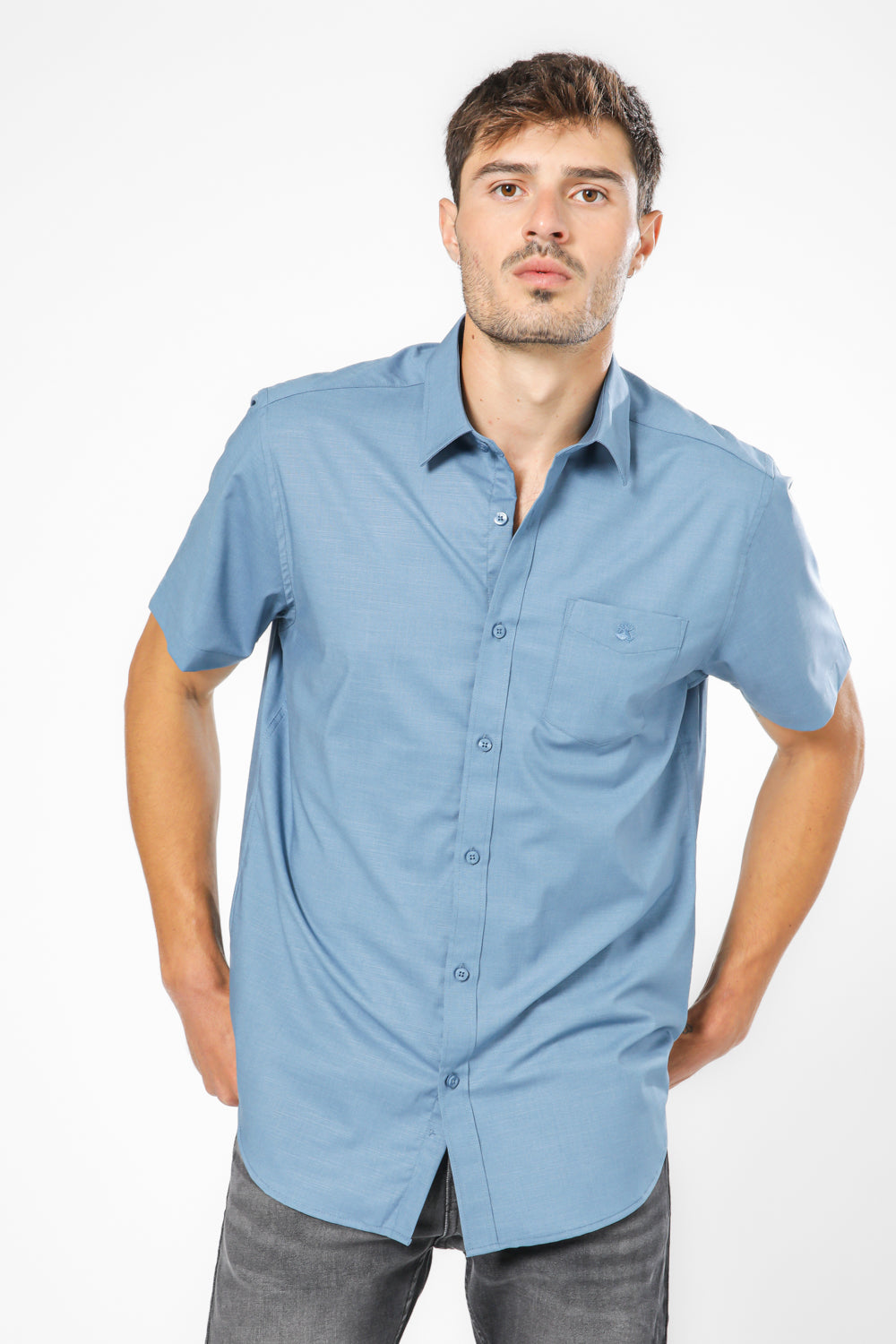 חולצה מכופתרת שרוולים קצרים בצבע כחול