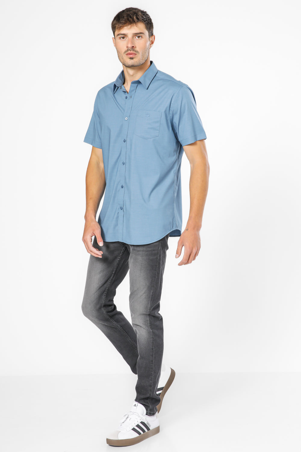 חולצה מכופתרת שרוולים קצרים בצבע כחול