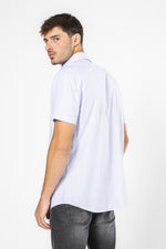 חולצה מכופתרת שרוולים קצרים בצבע לבן