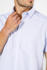 חולצה מכופתרת שרוולים קצרים בצבע לבן