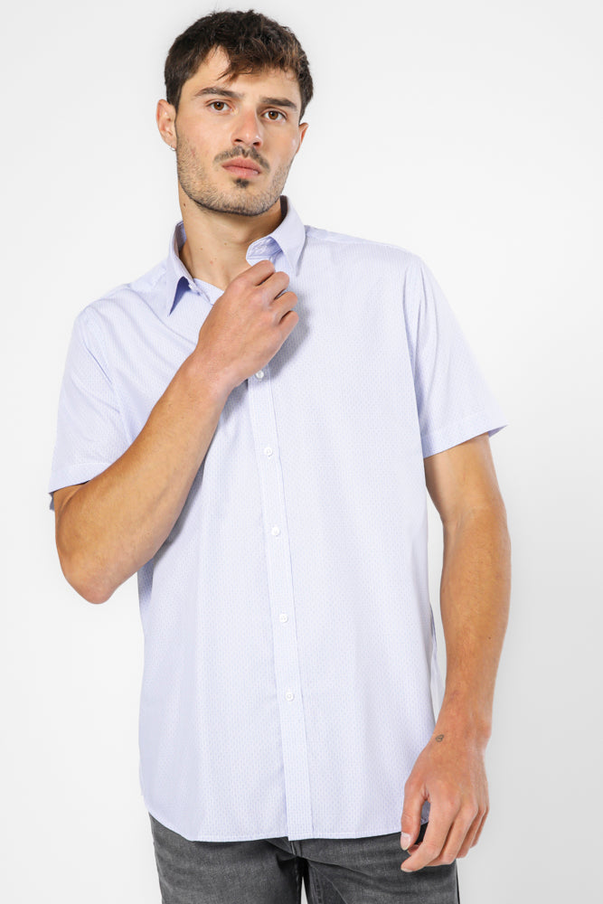 חולצה מכופתרת שרוולים קצרים בצבע לבן