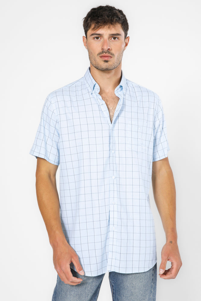 חולצה מכופתרת שרוולים קצרים בצבע תכלת 