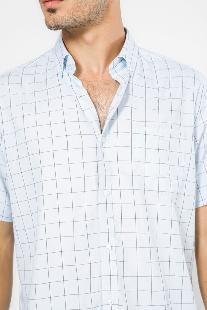 חולצה מכופתרת שרוולים קצרים בצבע תכלת 