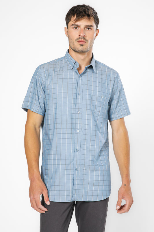 חולצה מכופתרת שרוולים קצרים בצבע כחול בהיר