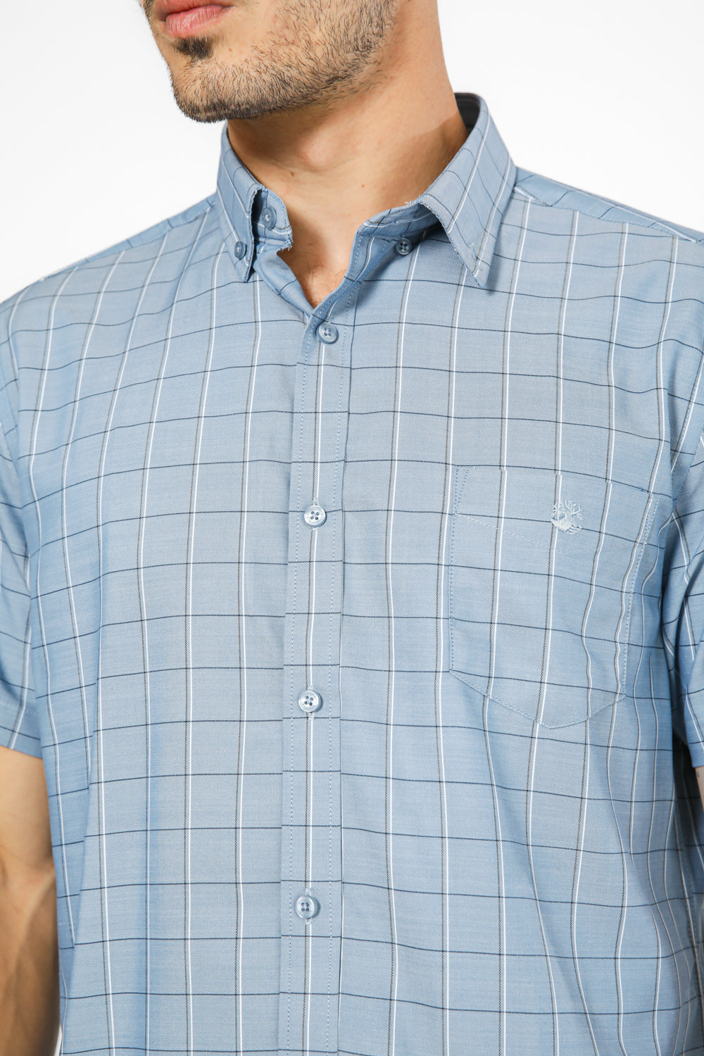 חולצה מכופתרת שרוולים קצרים בצבע כחול בהיר