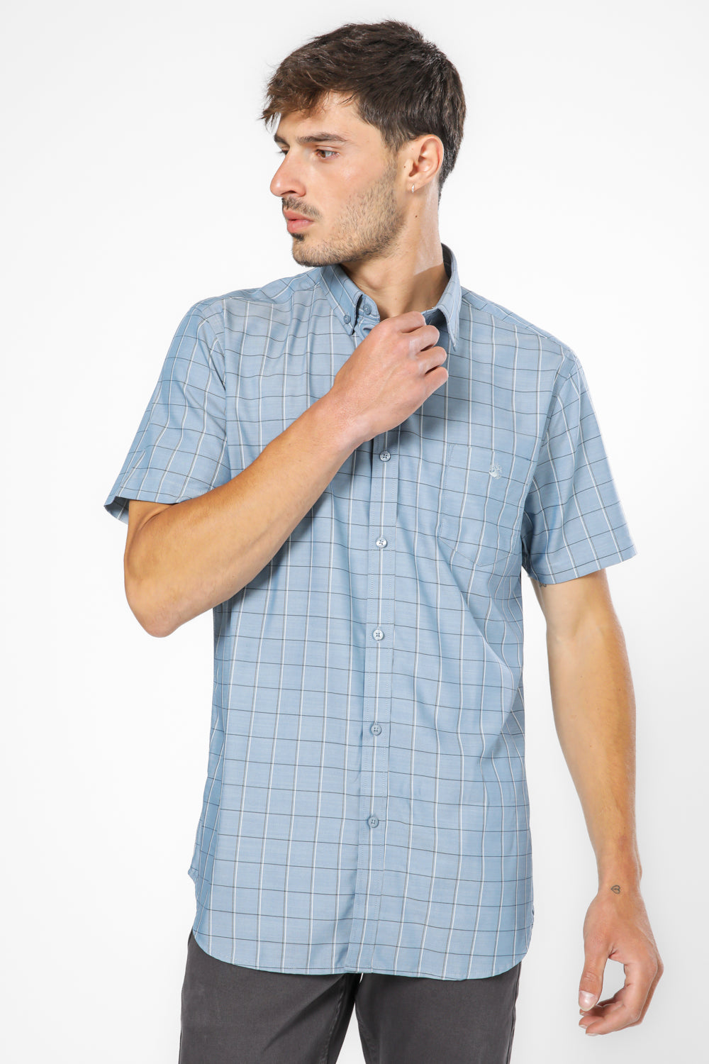 חולצה מכופתרת שרוולים קצרים בצבע כחול בהיר