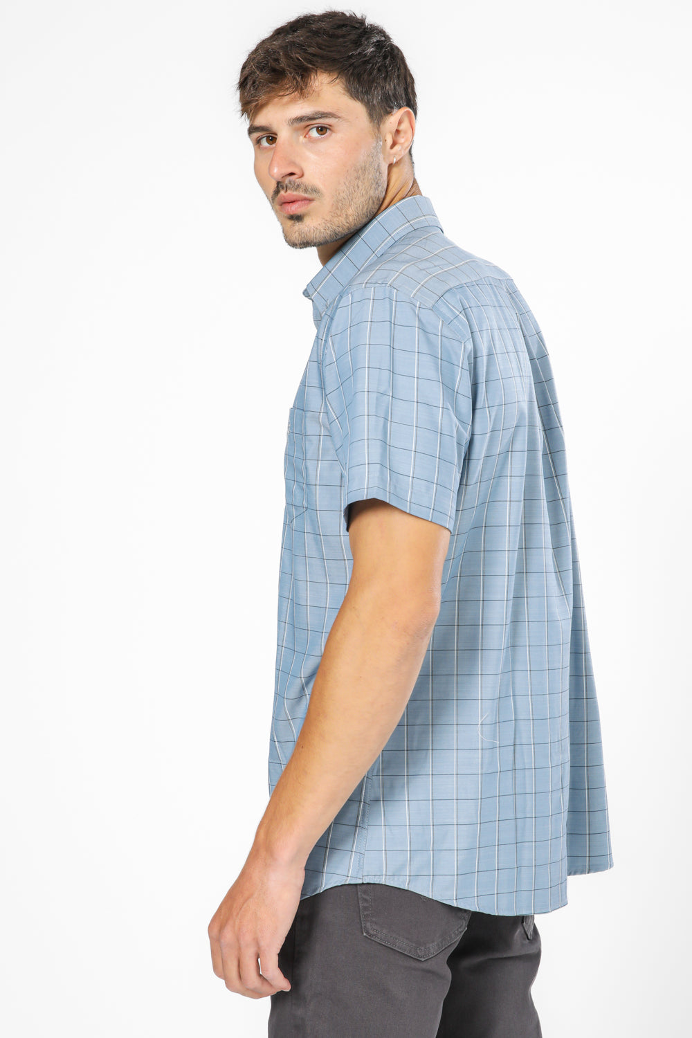 חולצה מכופתרת שרוולים קצרים בצבע כחול בהיר