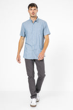 חולצה מכופתרת שרוולים קצרים בצבע כחול בהיר