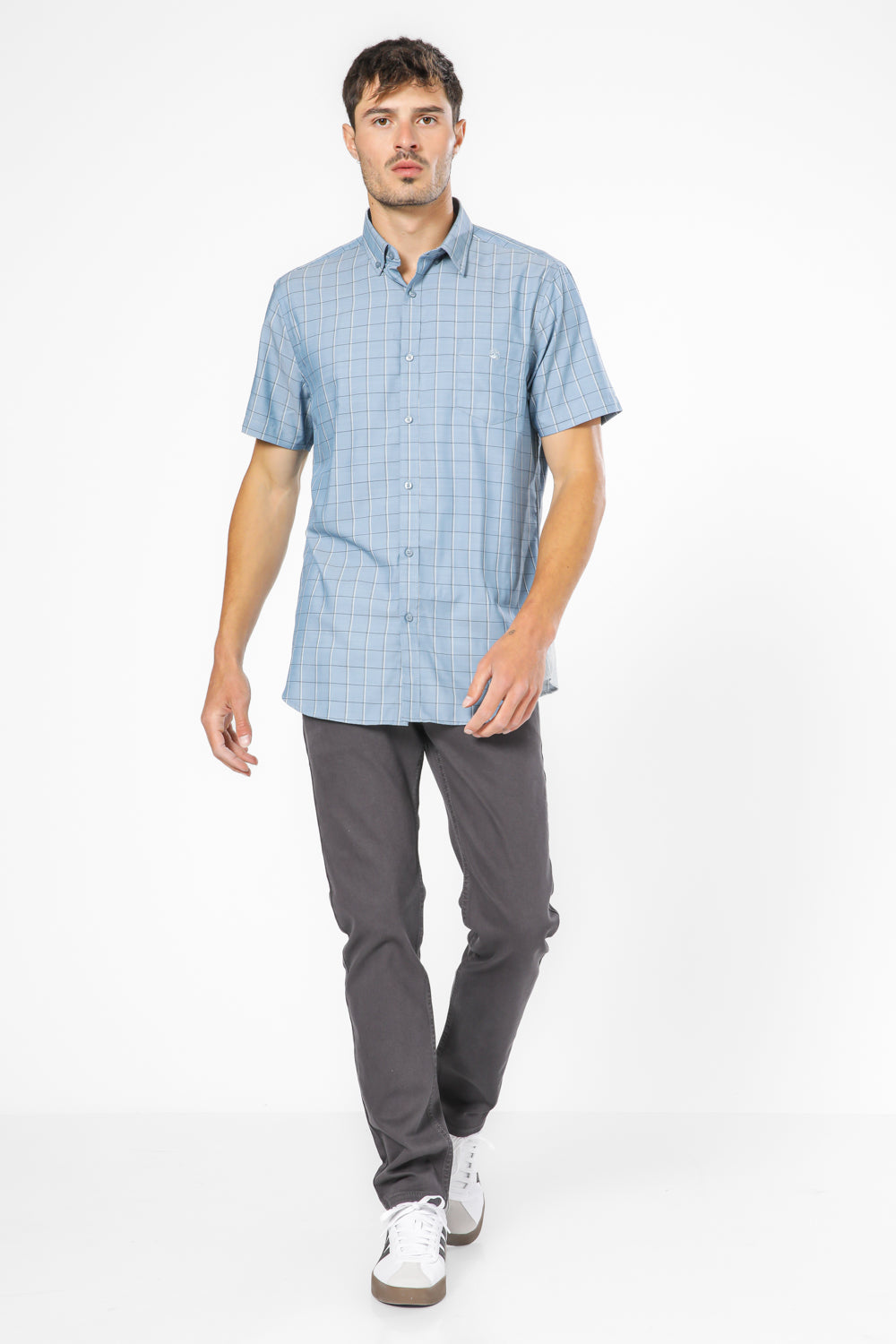 חולצה מכופתרת שרוולים קצרים בצבע כחול בהיר