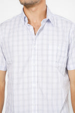 חולצה מכופתרת משבצות בצבע לבן