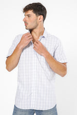 חולצה מכופתרת משבצות בצבע לבן