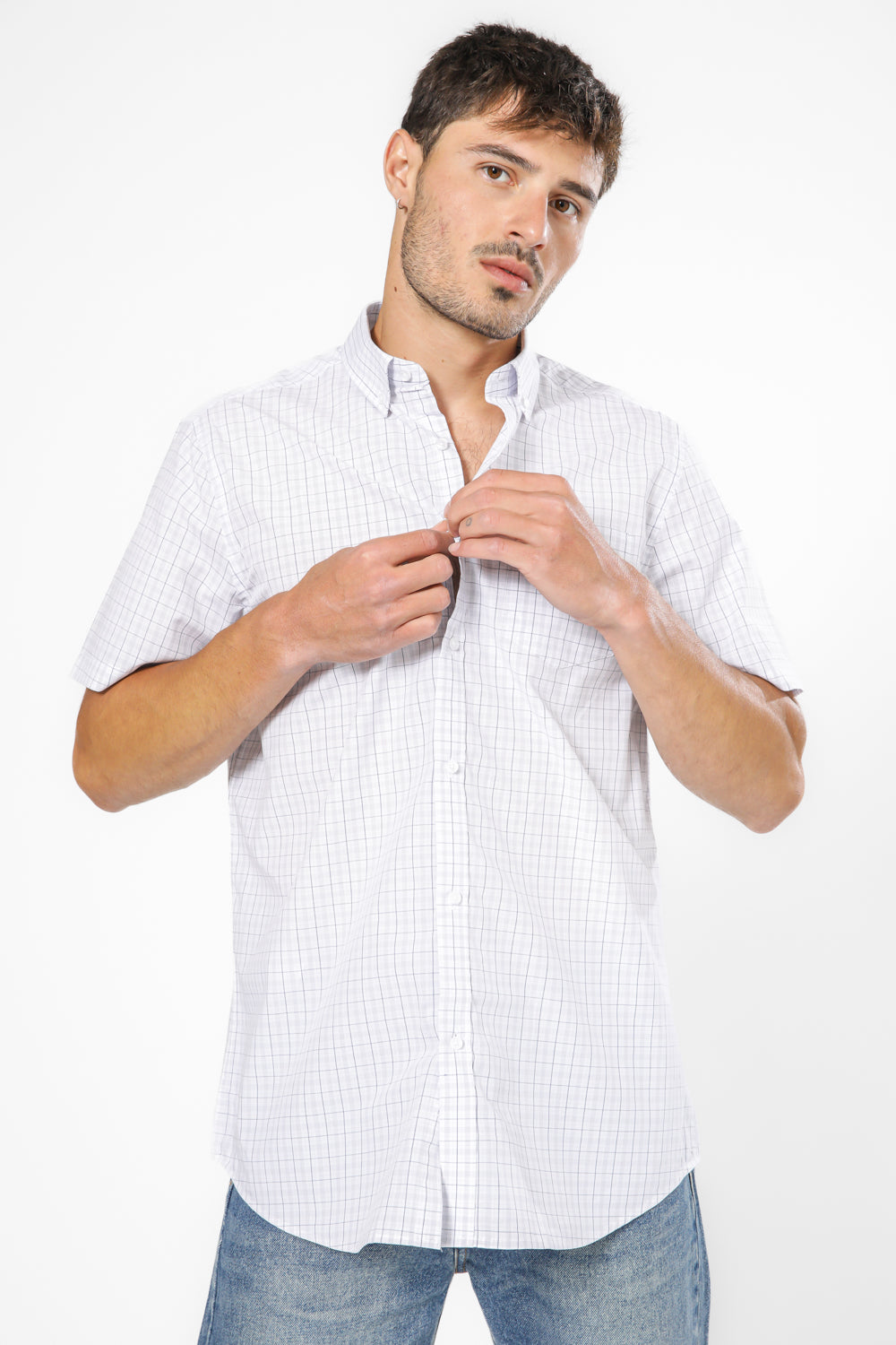 חולצה מכופתרת שרוולים קצרים משבצות בצבע לבן