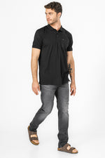 חולצה פולו עם כיס בצבע שחור