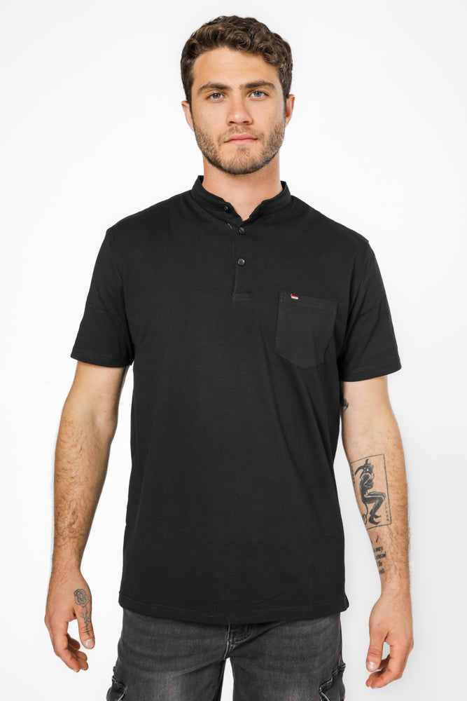 חולצה עם כיס בצבע שחור