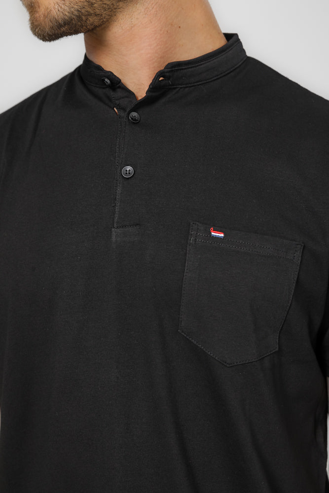 חולצה עם כיס בצבע שחור