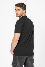 חולצה עם כיס בצבע שחור