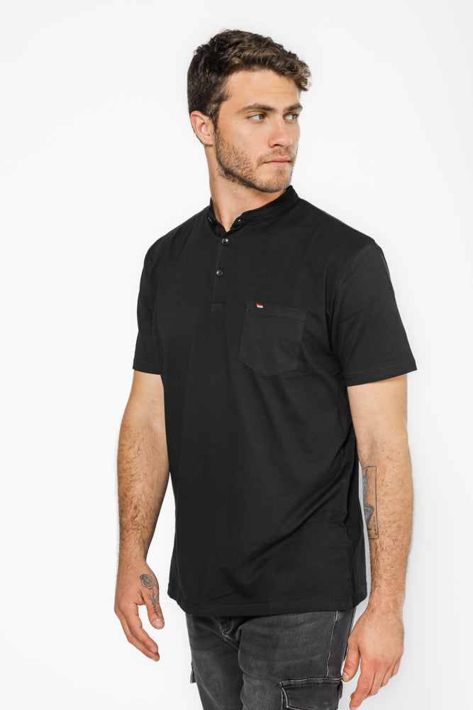 חולצה עם כיס בצבע שחור