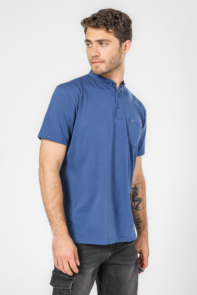 חולצה עם כיס בצבע כחול