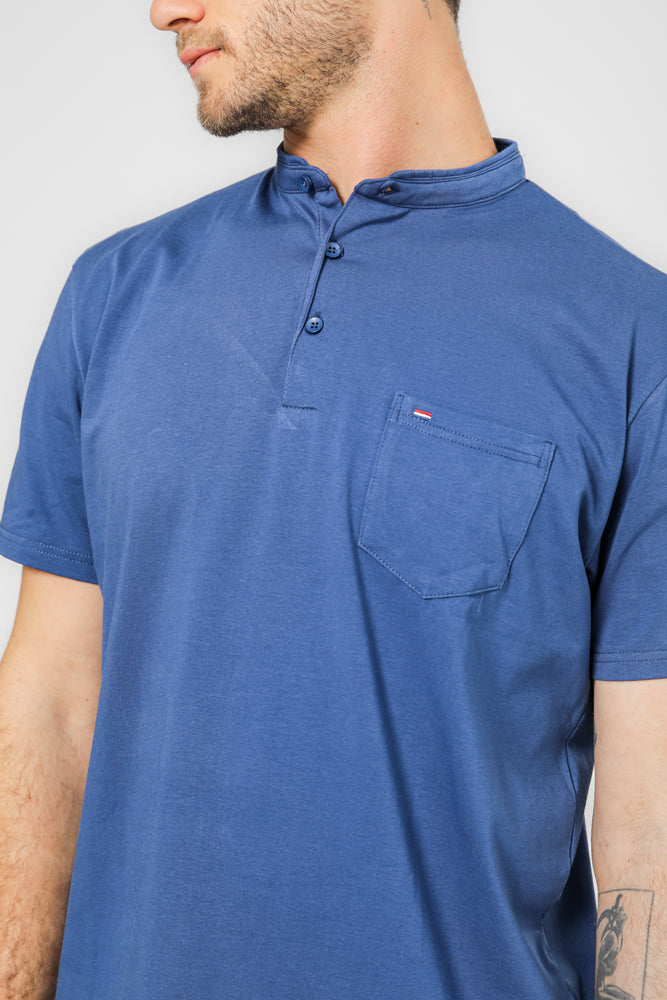 חולצה עם כיס בצבע כחול