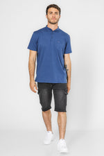 חולצה עם כיס בצבע כחול