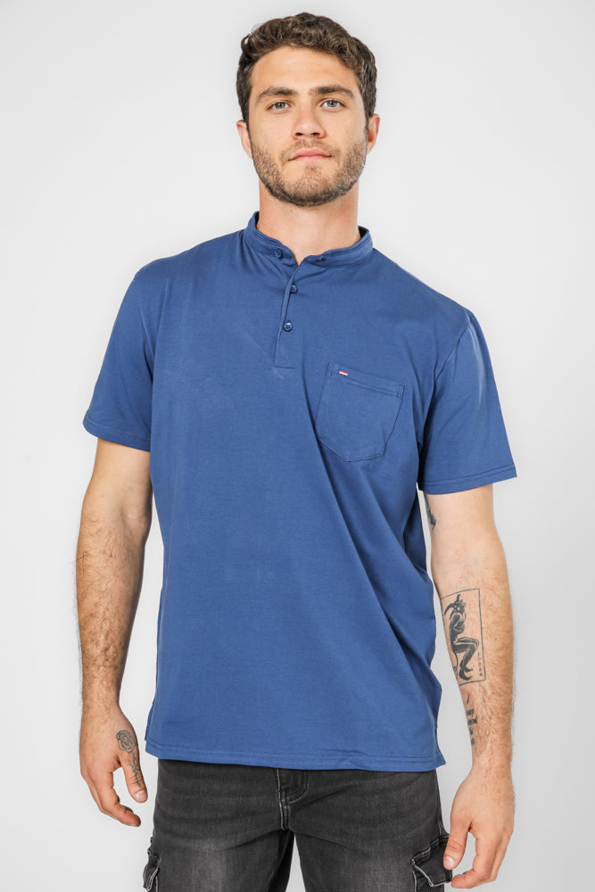 חולצה עם כיס בצבע כחול