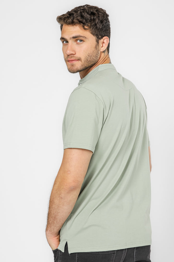 חולצה עם כיס בצבע ירוק