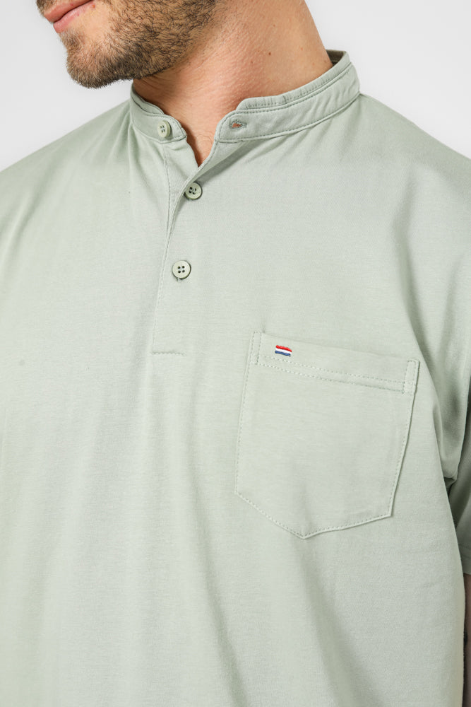 חולצה עם כיס בצבע ירוק