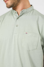 חולצה עם כיס בצבע ירוק