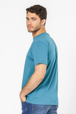 טישירט בייסיק בצבע כחול עם הדפס