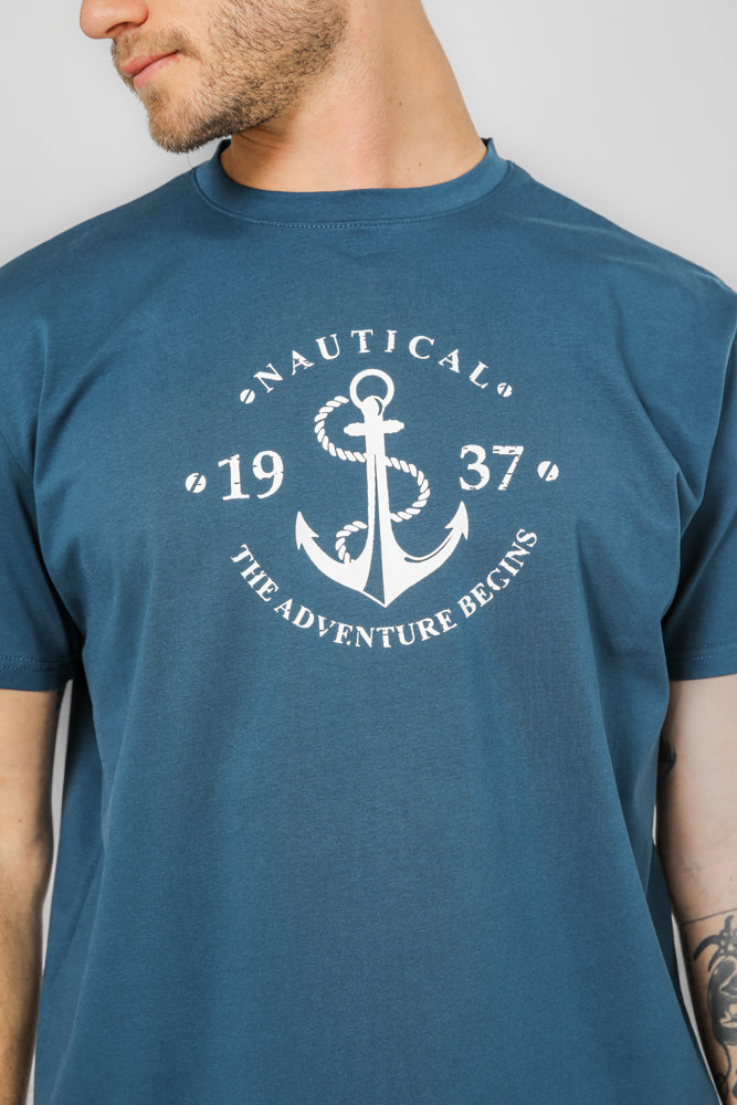 טישירט בייסיק בצבע טורקיז עם הדפס