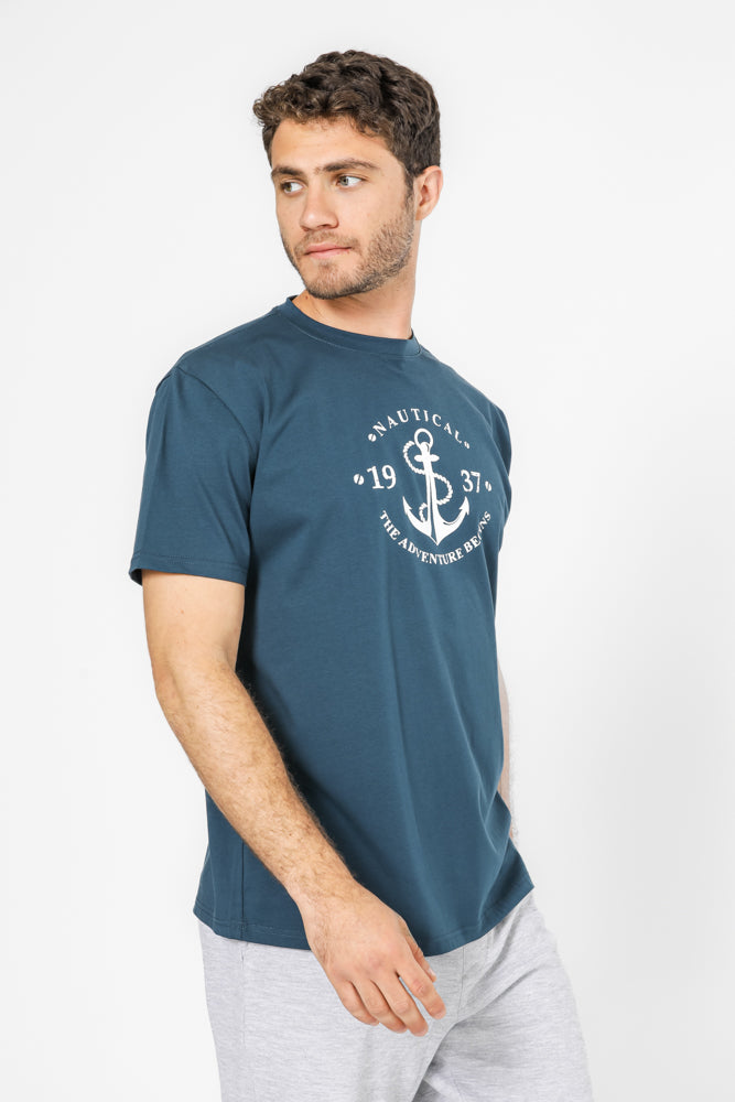 טישירט בייסיק בצבע טורקיז עם הדפס