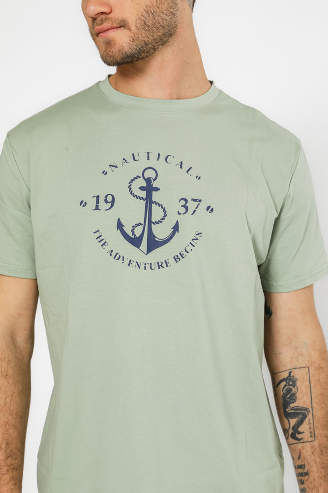 טישירט בייסיק בצבע ירוק עם הדפס