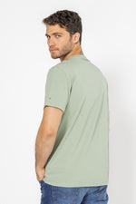 טישירט בייסיק בצבע ירוק עם הדפס