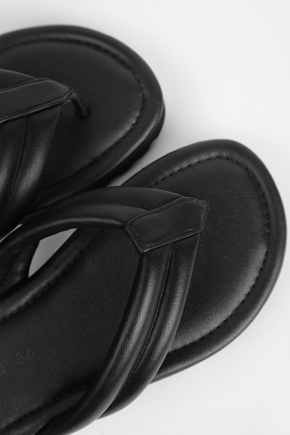 כפכף עור נשים בצבע שחור