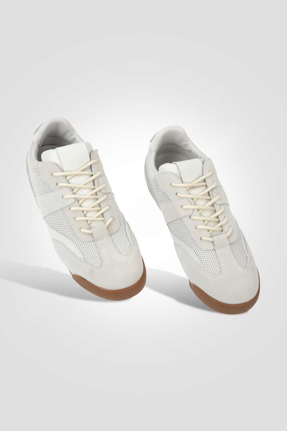 סניקרס נשים עור הפוך בצבע אפור בהיר